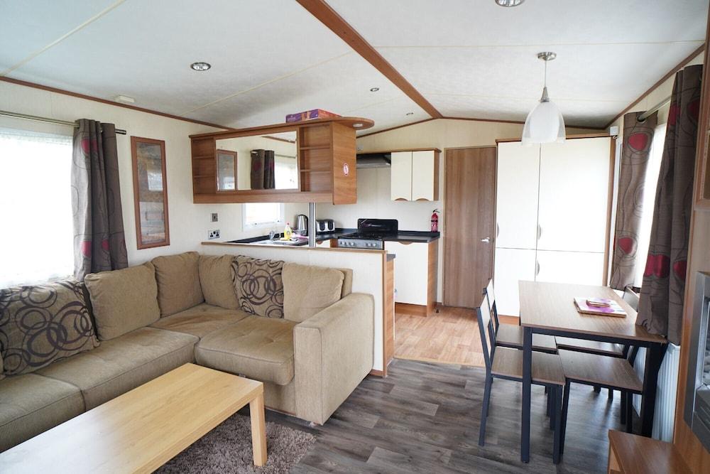 Caravan - Sleeps 8 - Pets Ok - Parking