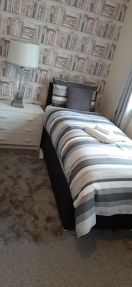 Impeccable 4-bed House in Barnsley