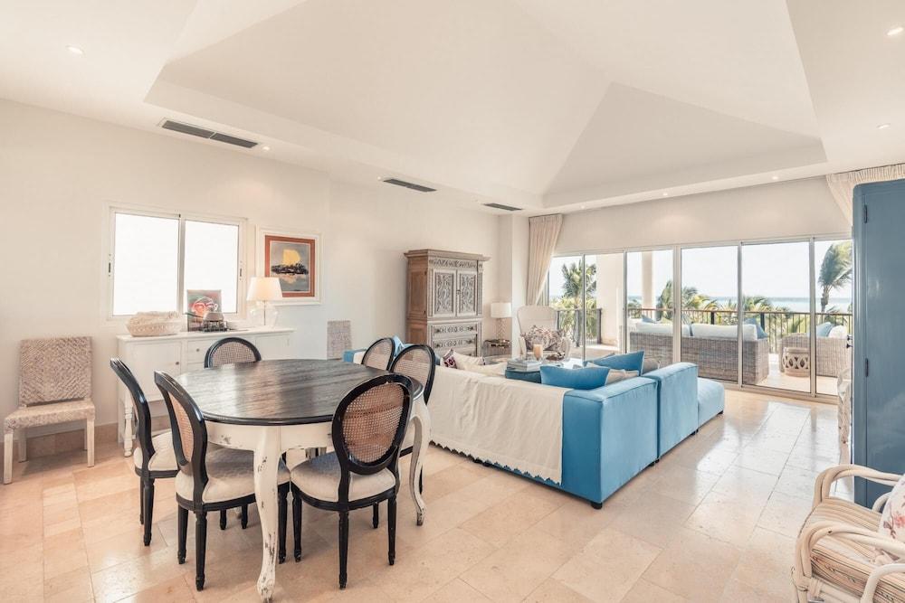 Open and Bright Beachfront Apt at Aquamarina