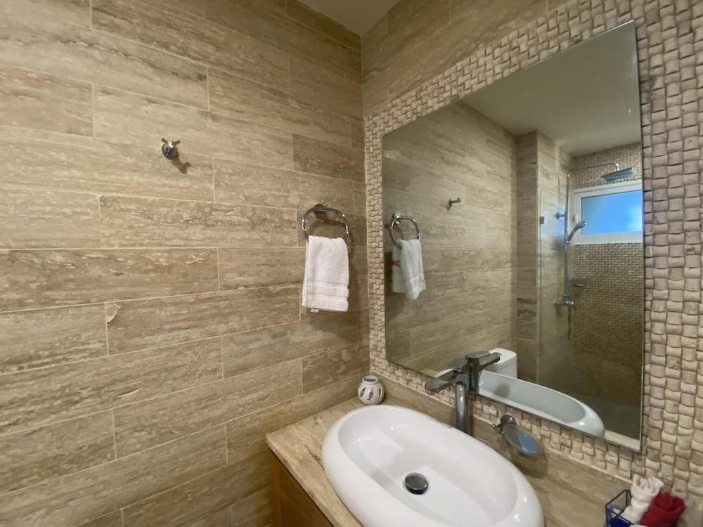 Georgeus 4BR Apartment at Blue Jacktar