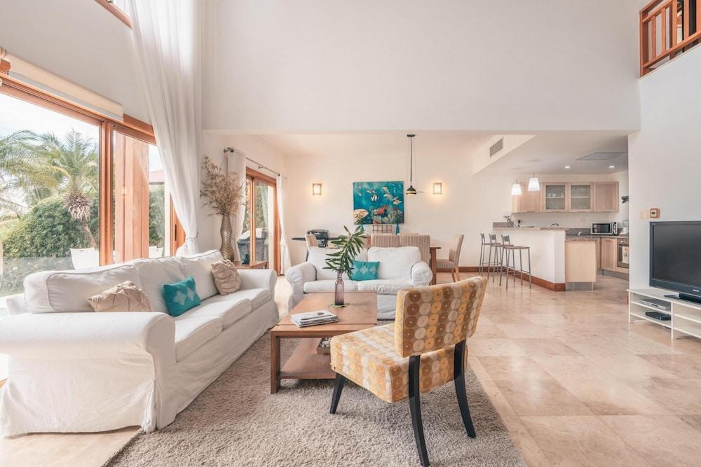 Private Pool Villa At Puerto Bahia