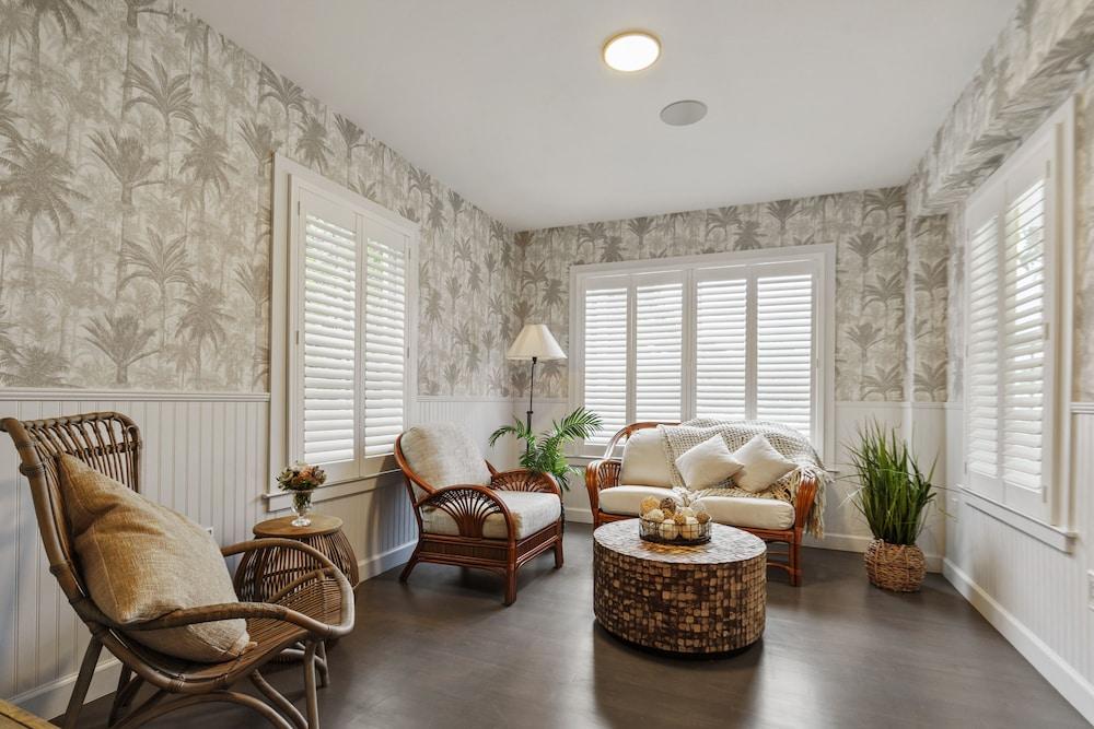 Stirrup House by Pattio