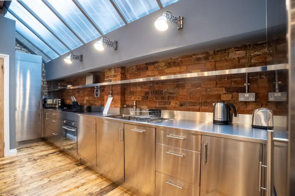 2 Bedroom Apt Bethnal Green Yard View