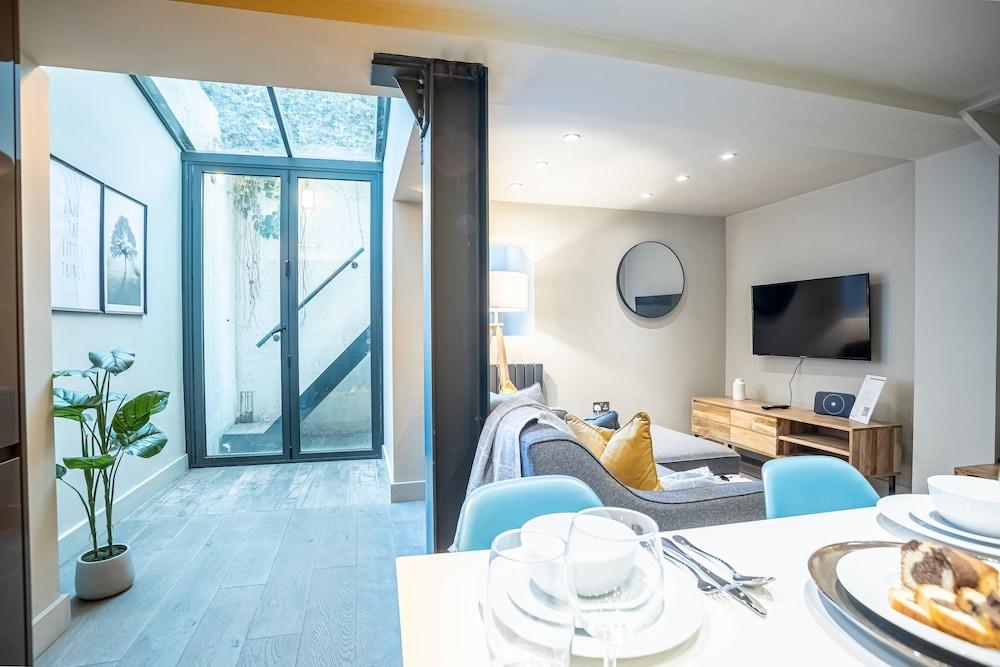 Luxe Pristine 2BR near Buckingham Palace