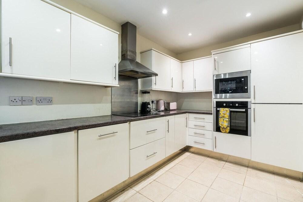 Spacious and Bright 3BD Home in Belsize Park