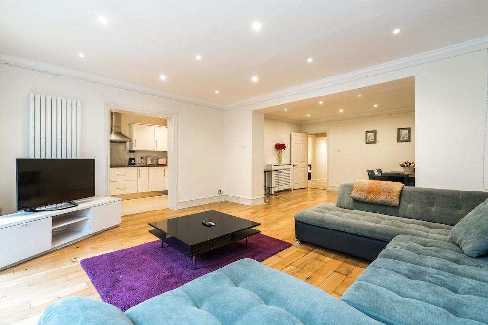 Spacious and Bright 3BD Home in Belsize Park