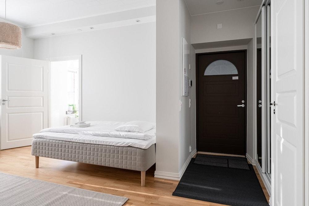 Main Square Renovated Apt, Sauna and Parking