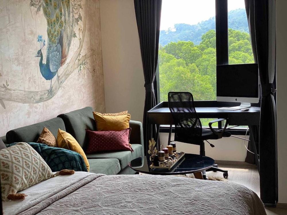 Romantic Bedroom With Mountain View Near Central