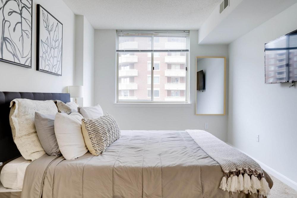 Amazing 1 Bedroom Condo Ballston