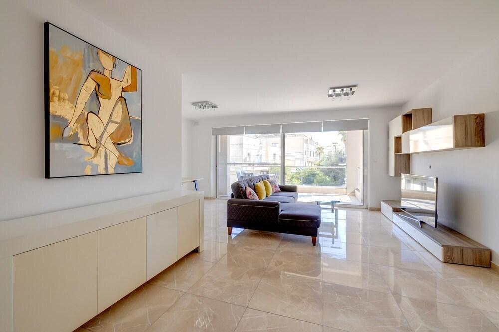 Marvellous 3BR Apartment in Central St Julians