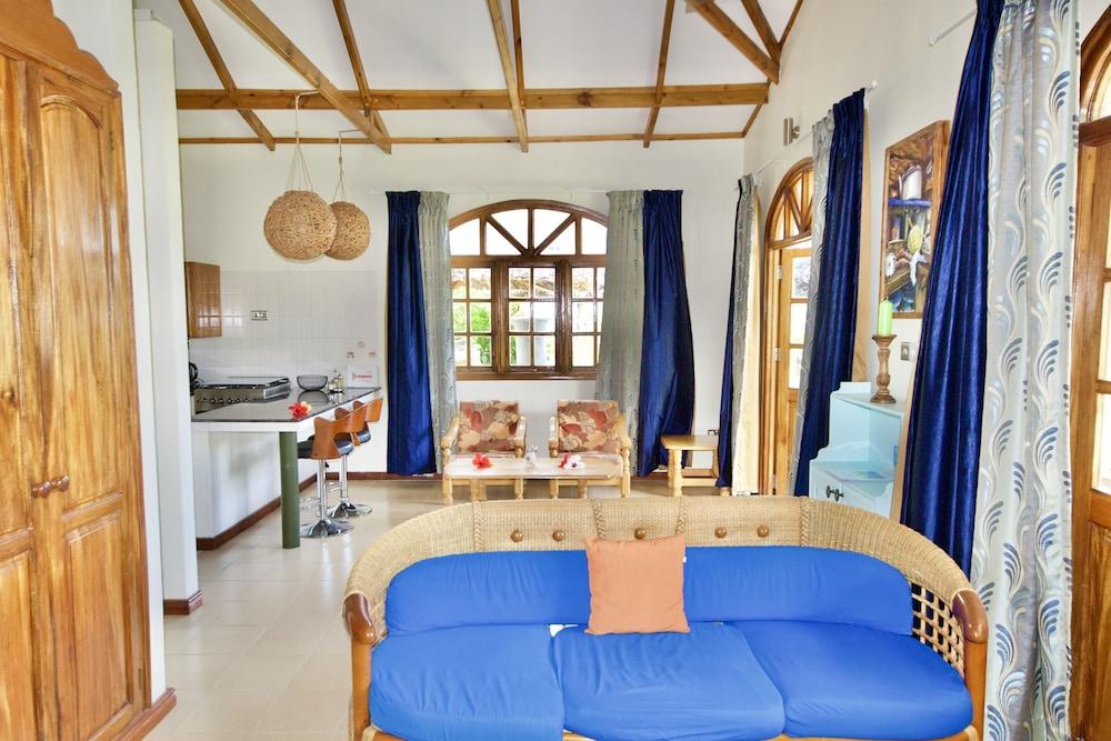 Sea Splash & La Petite Maison