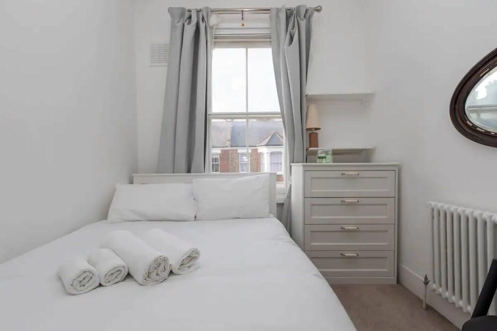 Spacious 5 Bedroom Home in Camden