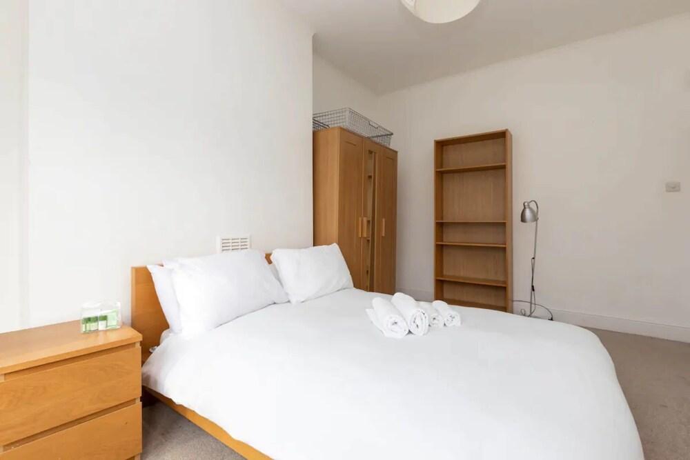 Spacious 5 Bedroom Home in Camden