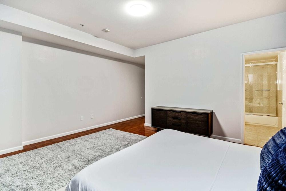 Lovely 2bd Apt Steps From the Convention Center