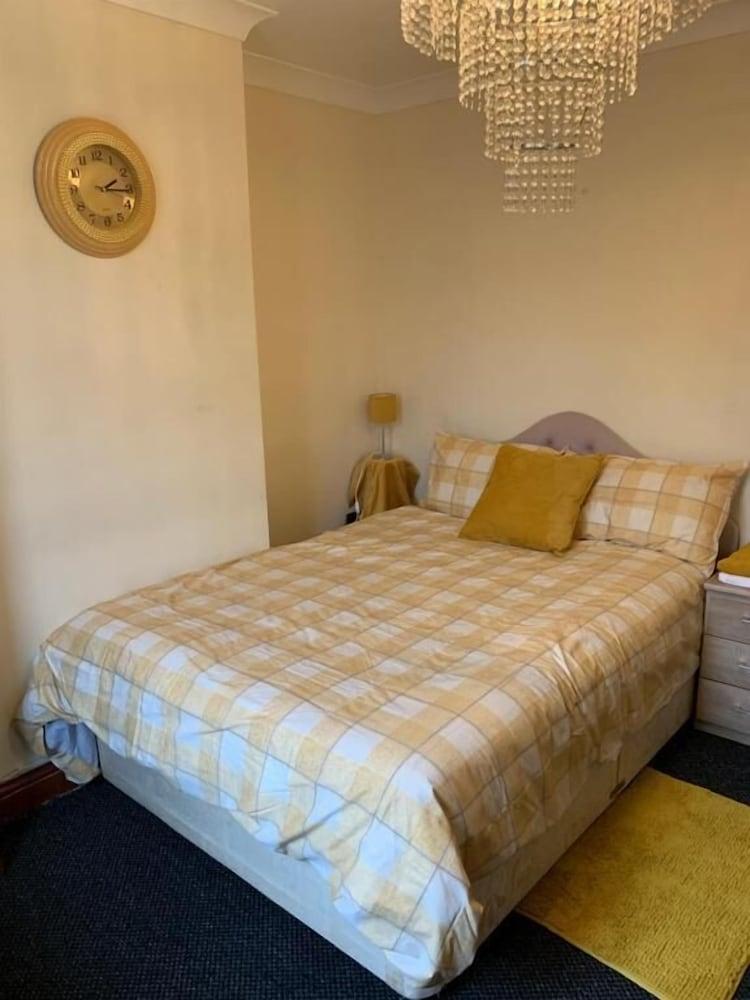 Busybee - Guest House- Self service