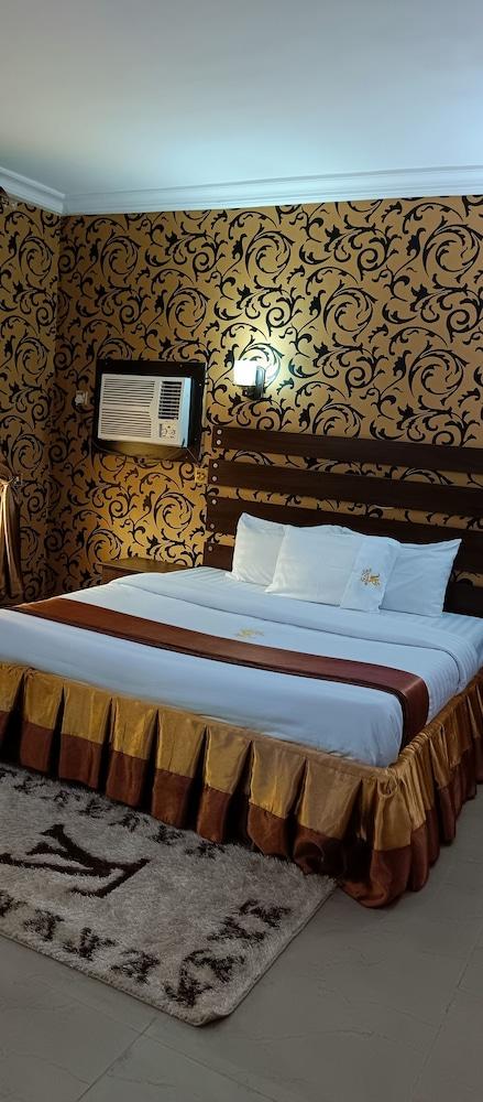 Viclawson Royal Hotel