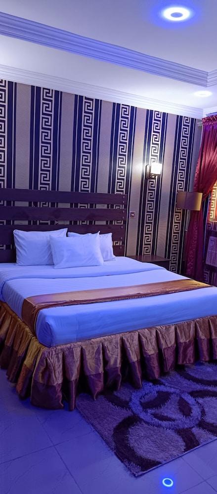 Viclawson Royal Hotel