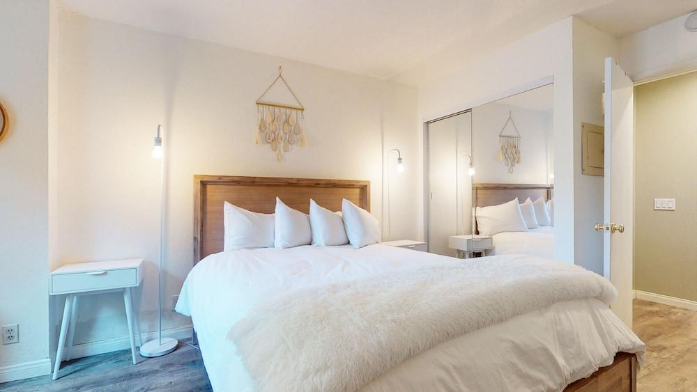 Summit #105 1 Bedroom Condo by RedAwning