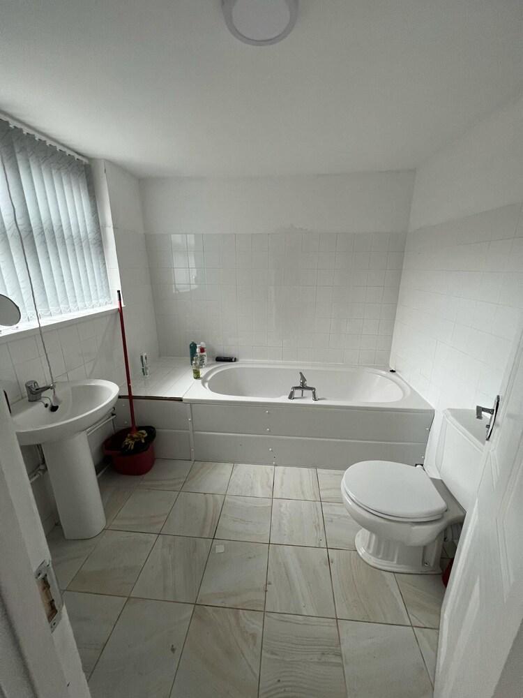 1 Private Bedroom Sharing Bathroom and Kitchen