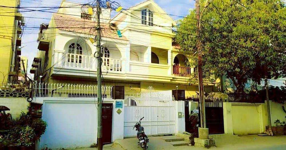 Kehkashan Huest House