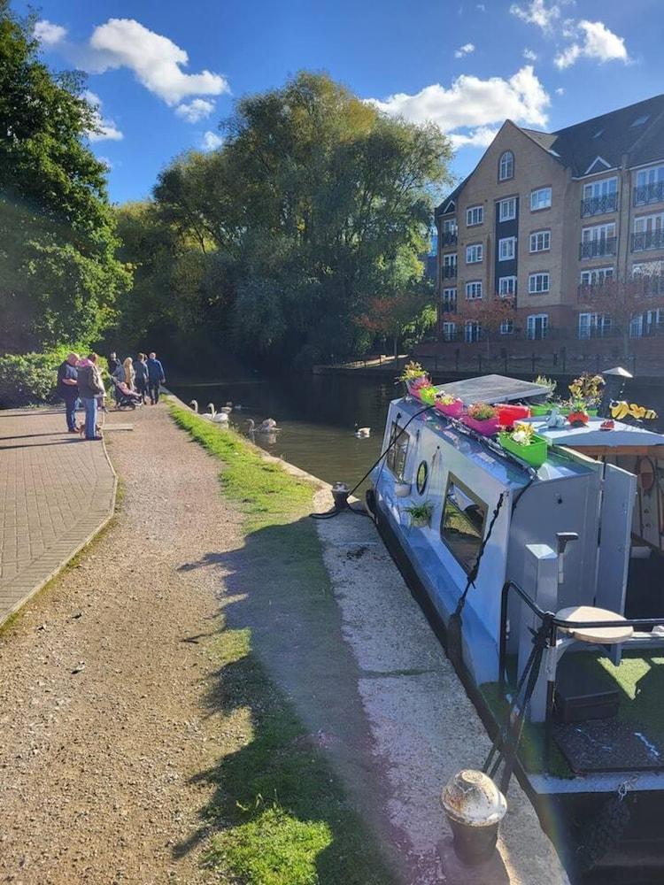 Charming Baby Narrowboat Apsley Marina