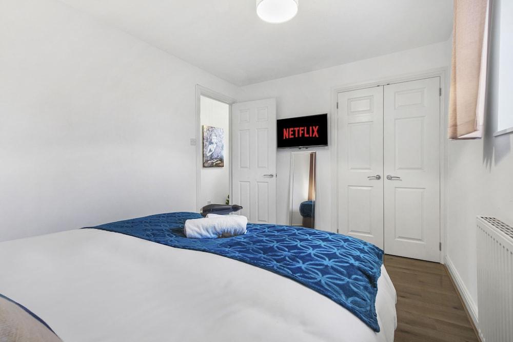 Inviting 2-bed House in Milton Keynes - Netflix