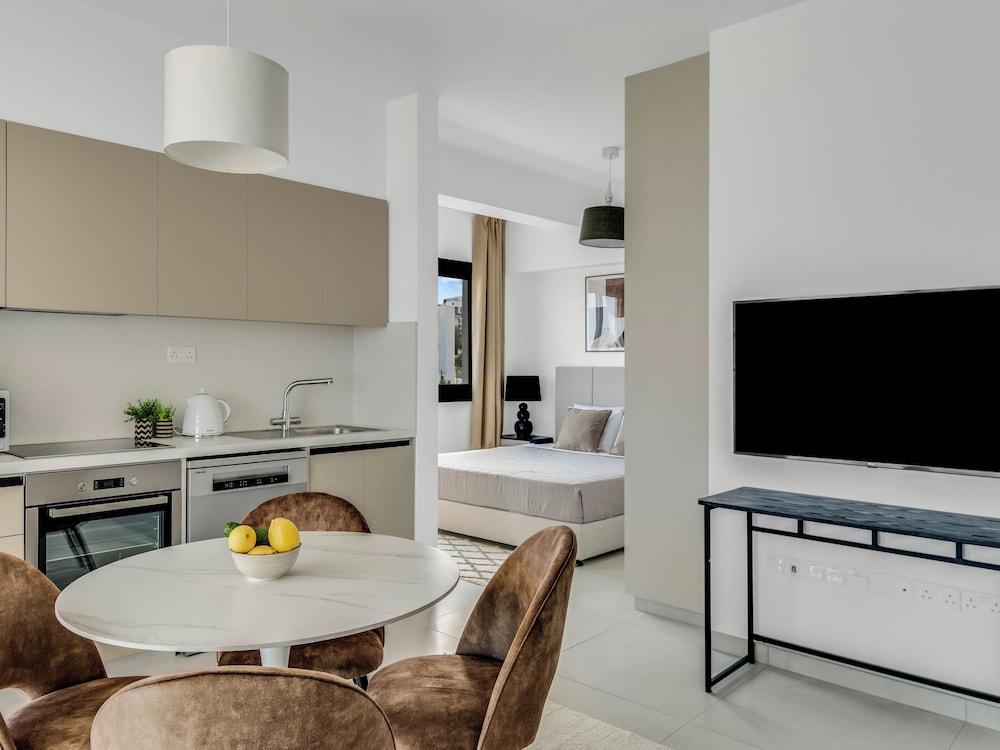 Sanders Elgio - Adorable studio With Balcony