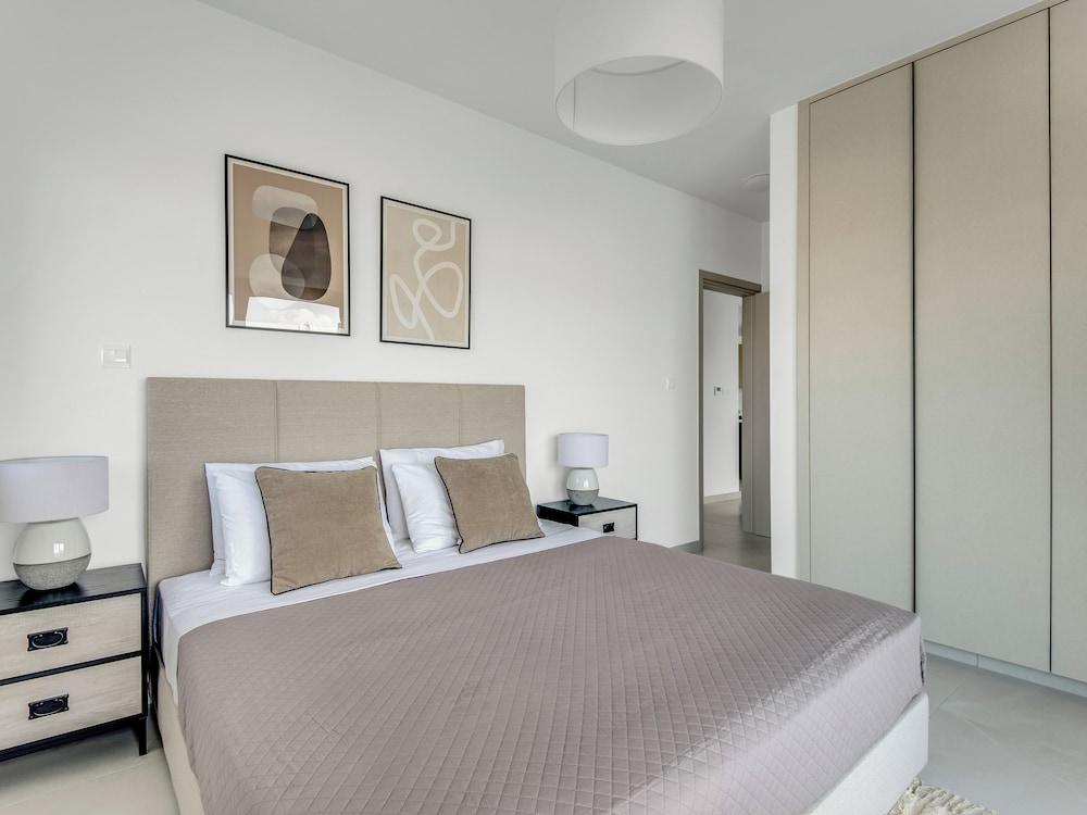 Sanders Elgio - Precious 3-bdr Apt With Balcony