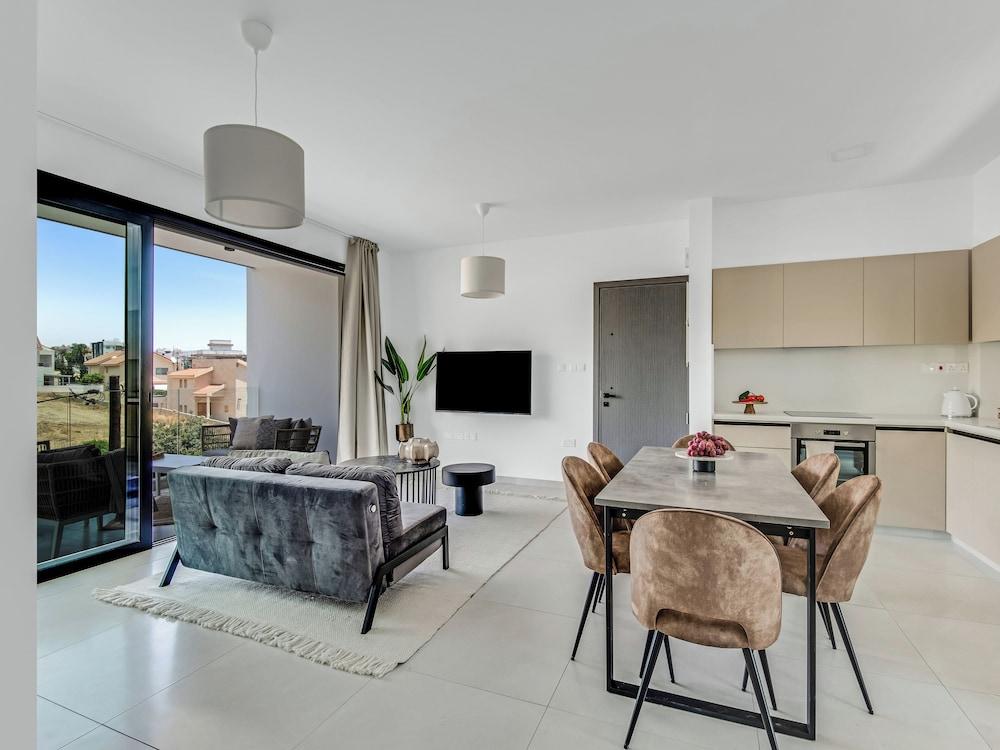 Sanders Elgio - Cute 2-bdr Apt With Balcony