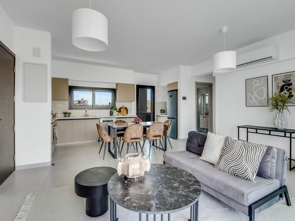 Sanders Elgio - Generous 2-bdr Apt w Balcony