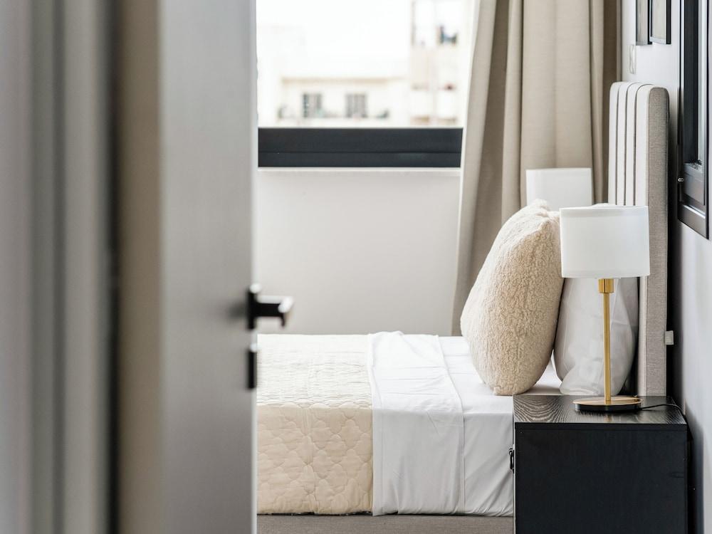 Sanders Elgio - Neat 3-bdr Apt With Rooftop