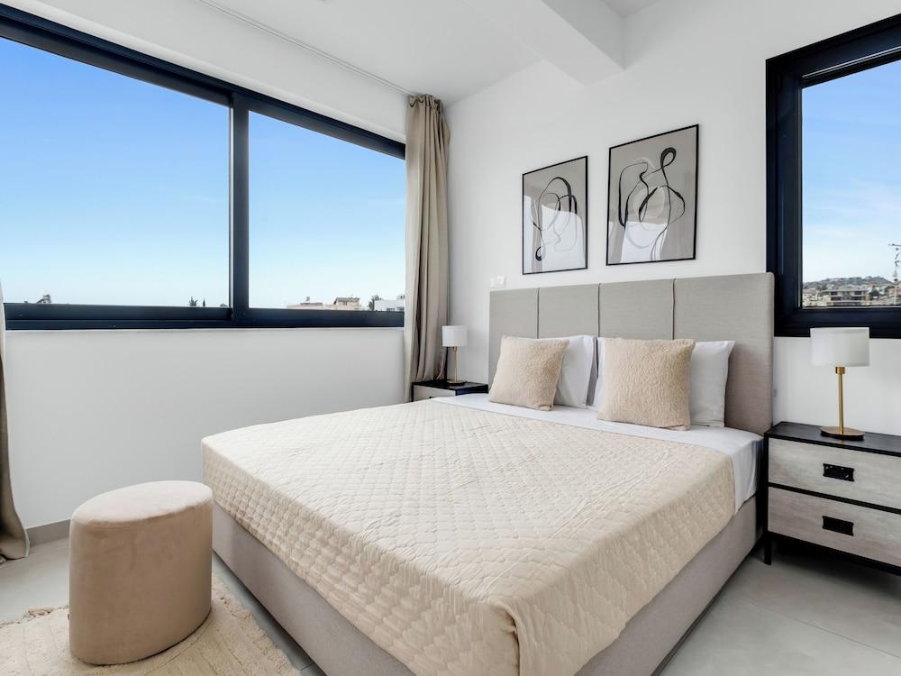 Sanders Elgio - Neat 3-bdr Apt With Rooftop