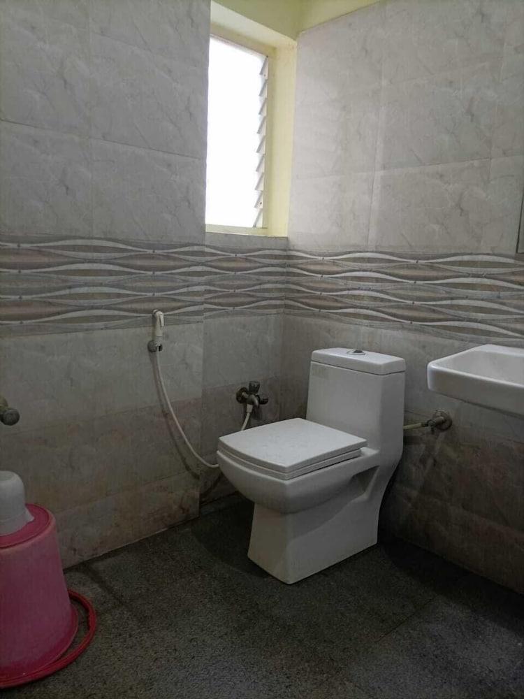 iROOMZ Hotel Vishwa Lodging