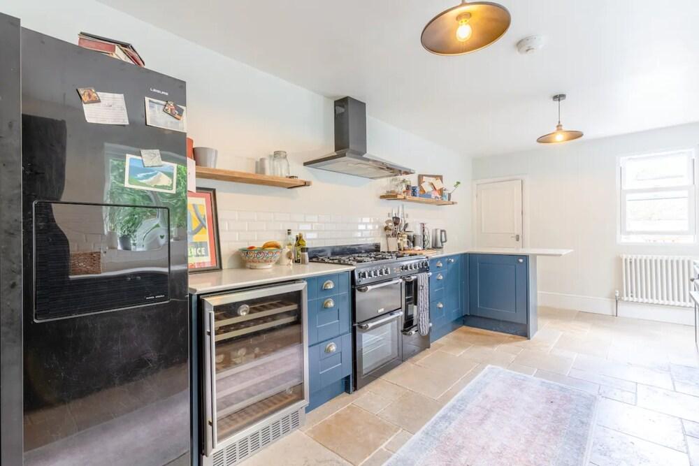 Spacious 2 Bedroom Home in Lewisham