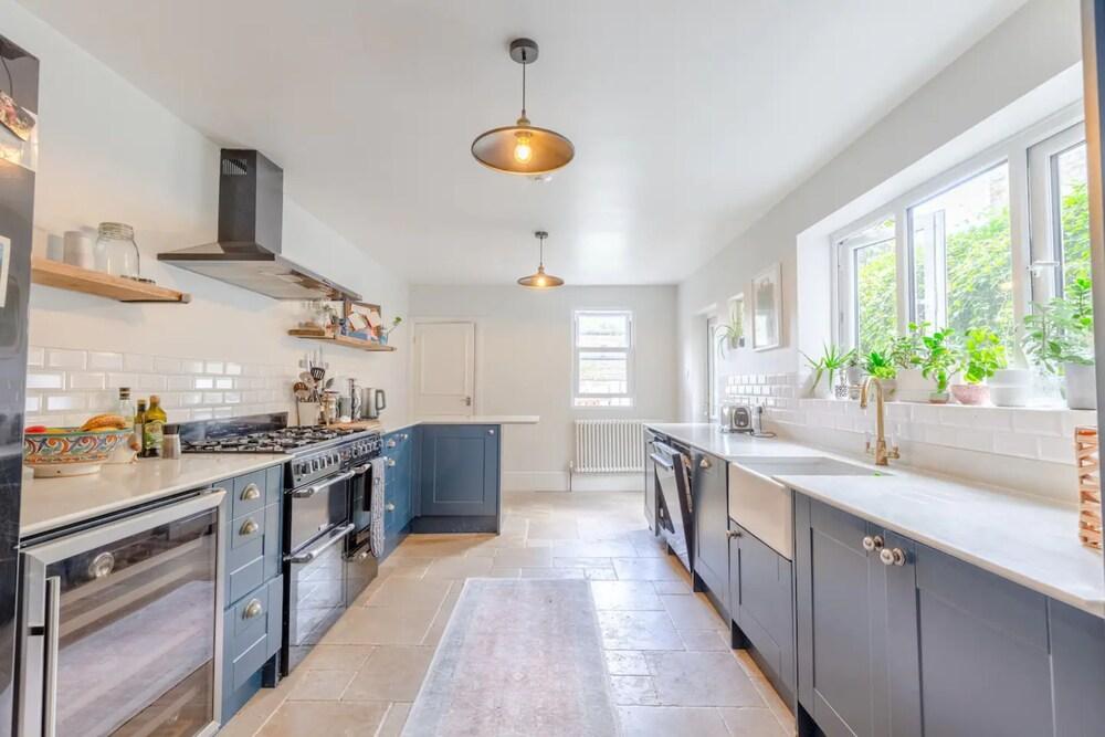 Spacious 2 Bedroom Home in Lewisham