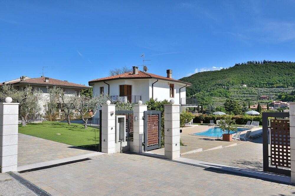 C Le Terrazze - 10 Sleeps With Shared Pool in Garda