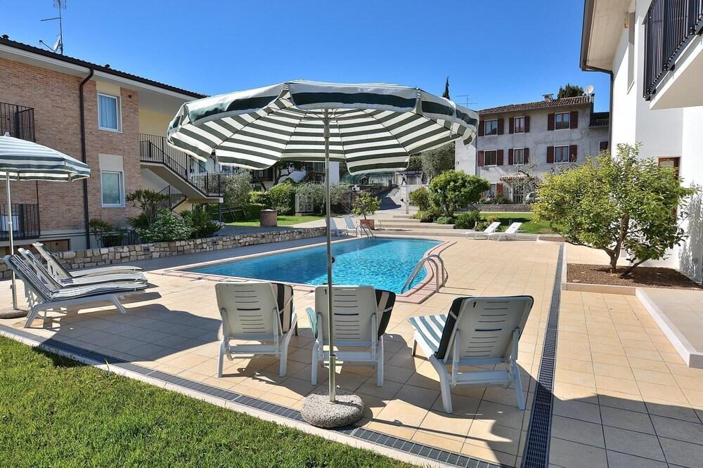 C Le Terrazze - 10 Sleeps With Shared Pool in Garda