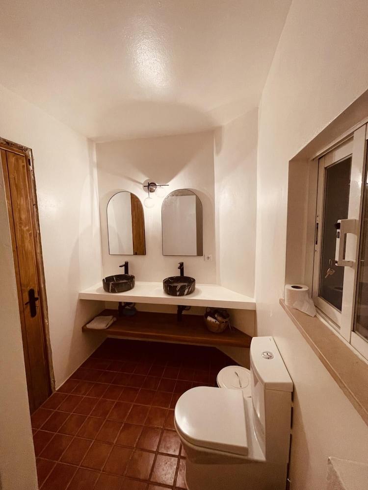 Casa Colinas Roxas by Portucasa