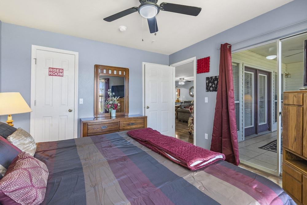 Sunroom Serenity - Community Pool