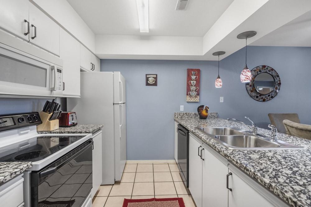 Sunroom Serenity - Community Pool