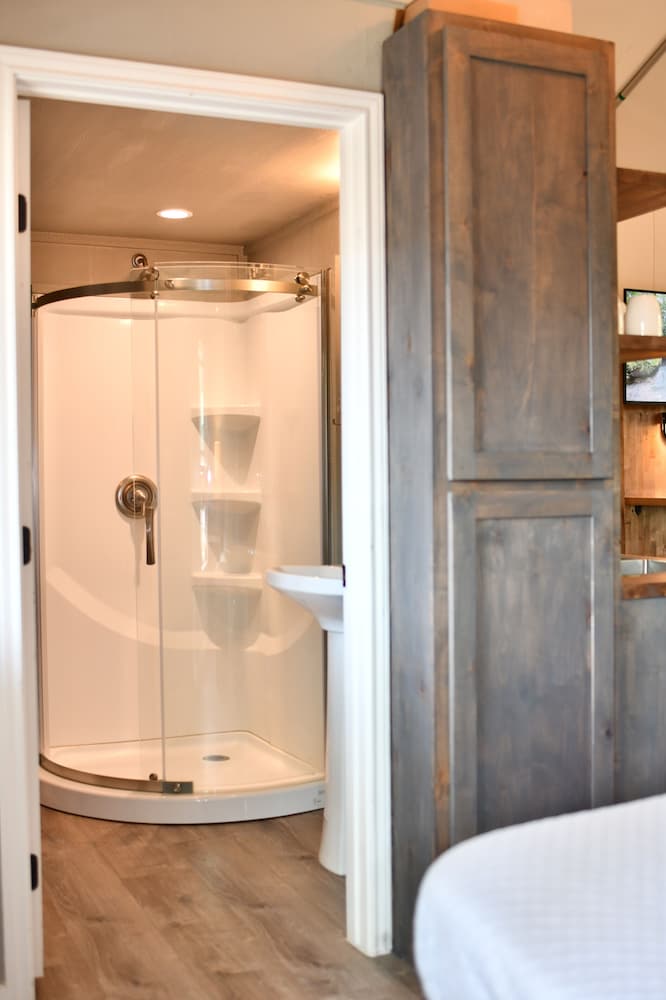 6 Son's Rio Cibolo - Birdhouse Cabin