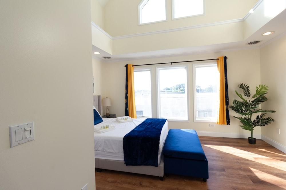 Yachtsman's Cove with 3-Levels