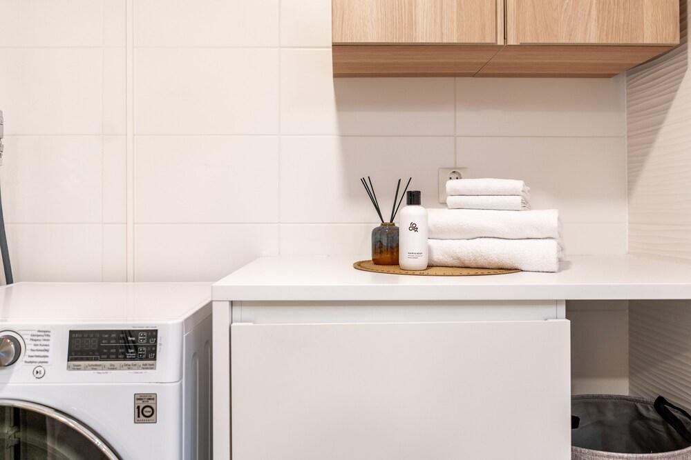 Spacious 1br with parking on the street