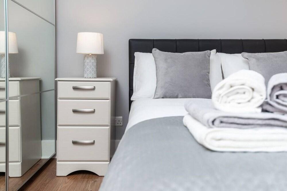 Holburn Apartment - Vibrant Modern Apartment