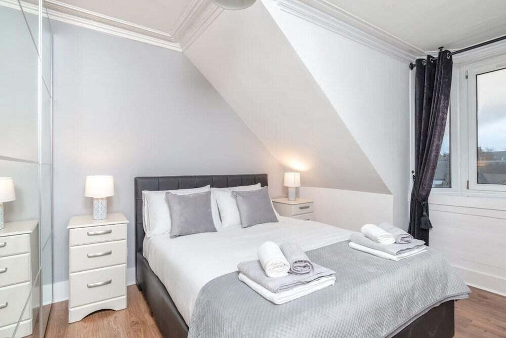 Holburn Apartment - Vibrant Modern Apartment