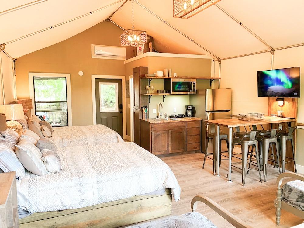 21 Son's Rio Cibolo - Birdhouse Cabin