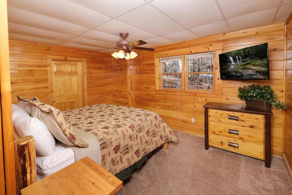 Smoky Treehouse Lodge #614