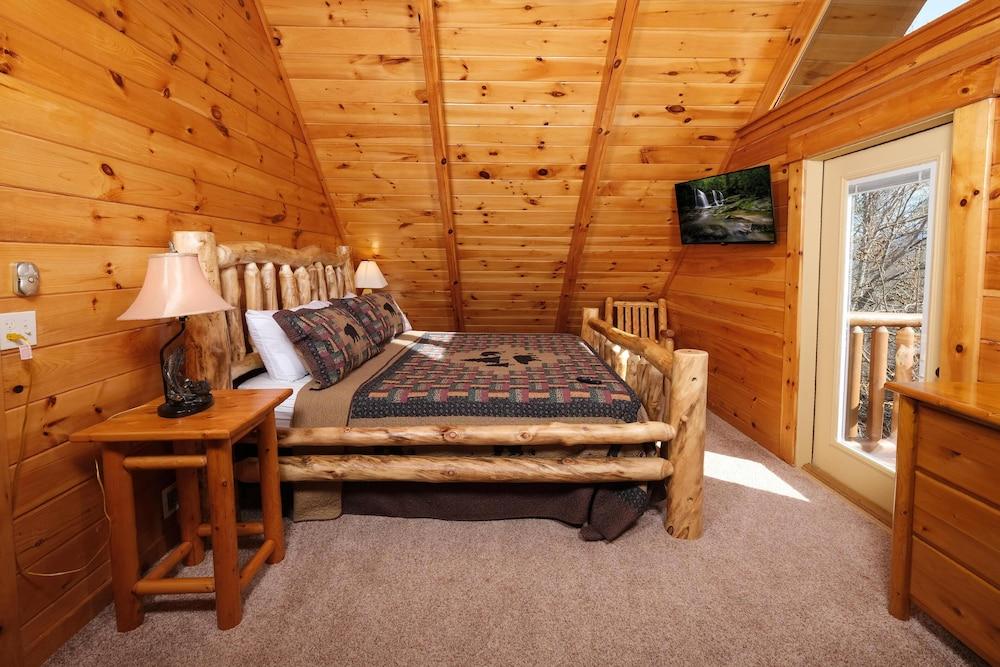Smoky Treehouse Lodge #614