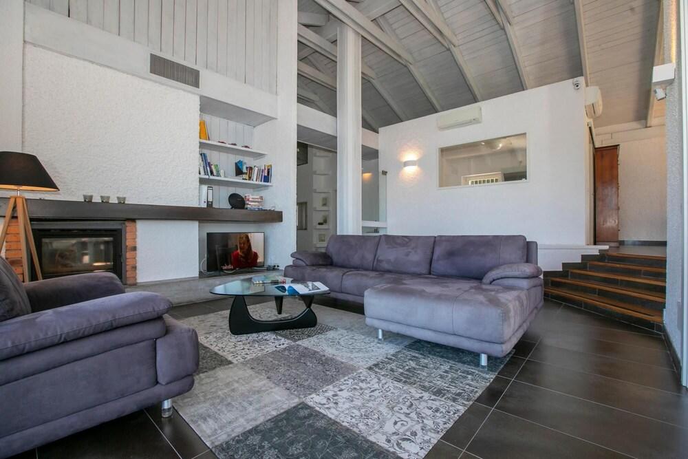 Villa Al Golfo Pool and View