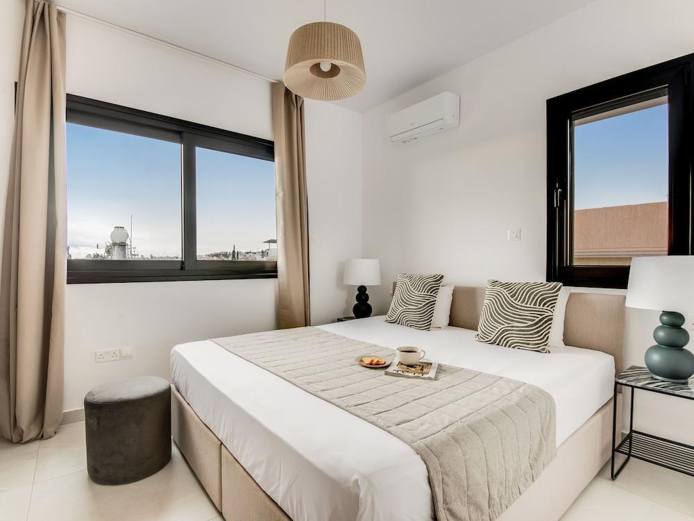 Sanders Only - Cute 2-bdr Apt With Balcony